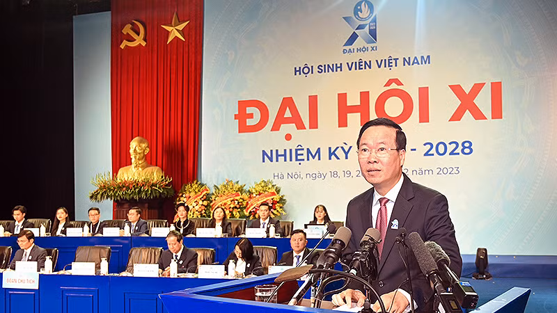 Президент Во Ван Тхыонг выступает на конгрессе. 