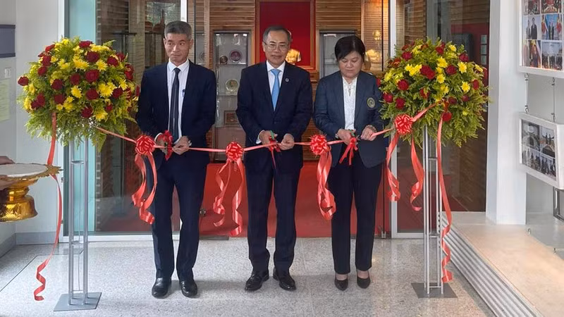 Церемония разрезания красной ленты в знак открытия Центра. 