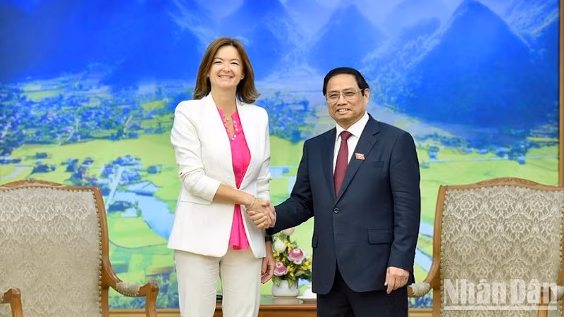 Премьер-министр Фам Минь Тьинь и Вице-премьер, Министр иностранных дел Словении Таня Файон. Фото: Чан Хай 