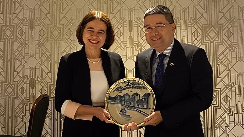 Начальник Консульского департамента Министерства иностранных дел Вьетнама Зоан Хоанг Минь (справа) и глава Отдела по вопросам Юго-Восточной Азии Министерства иностранных дел и торговли Австралии Робин Муди. Фото: baoquocte.vn