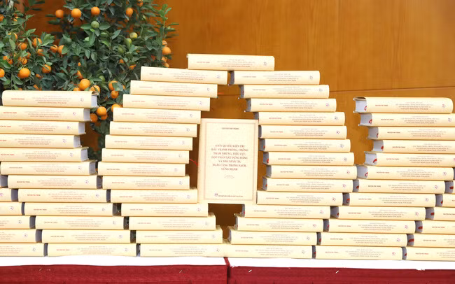 Книга объемом более 600 страниц состоит из трех частей. Фото: ВИА