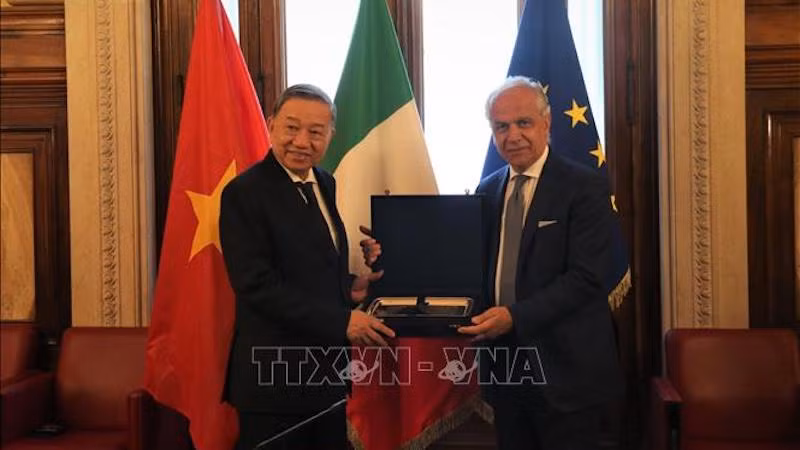 Министр общественной безопасности генерал армии То Лам и Министр внутренних дел Италии Маттео Пиантедози. Фото: ВИА