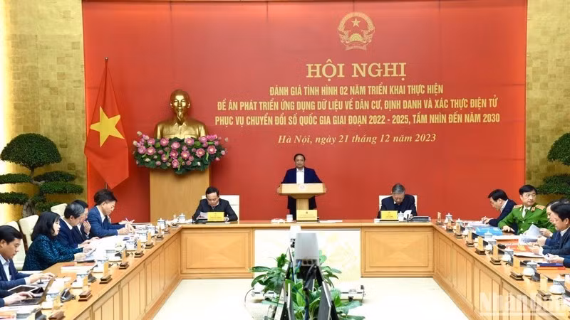 Премьер-министр Фам Минь Тьинь выступает на конференции. Фото: Чан Хай