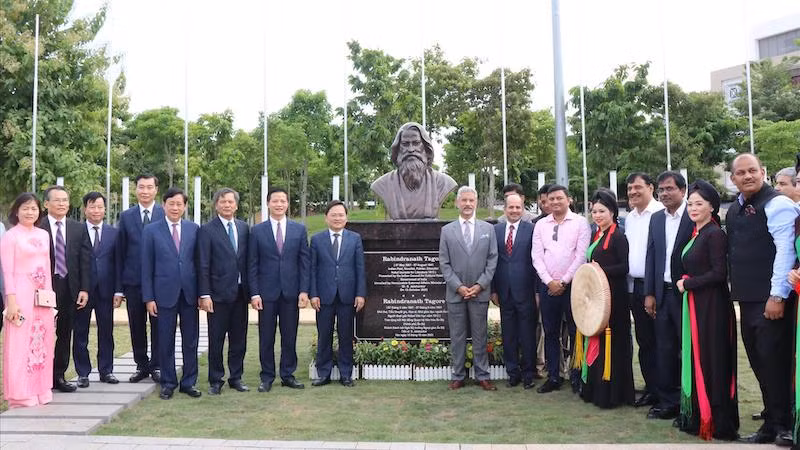 Руководители провинции Бакнинь и делегация Министерства иностранных дел Индии на церемонии открытия памятника Рабиндранату Тагору. Фото: ВИА
