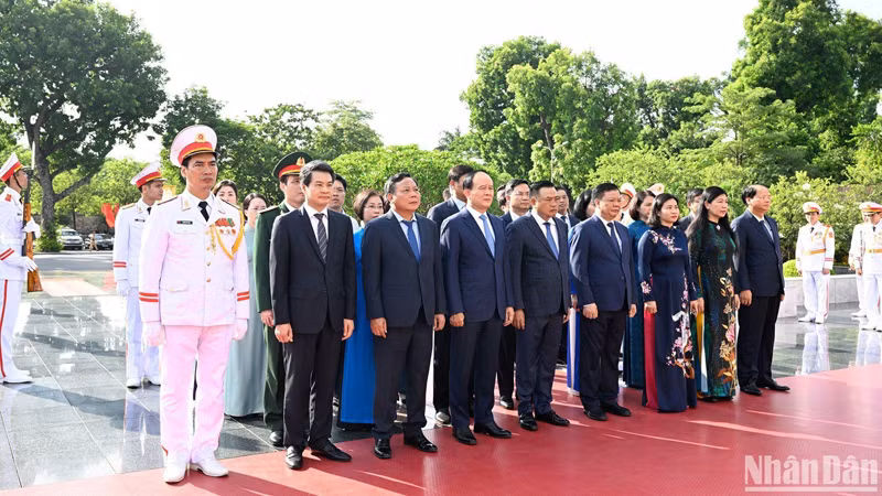 Делегация Парткома, Народного совета, Народного комитета и Комитета ОФВ Ханоя. Фото: Чан Хай