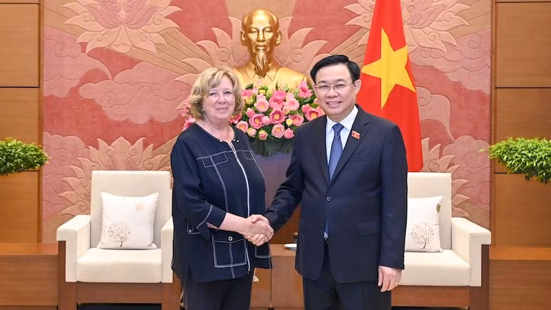 Председатель НС Выонг Динь Хюэ и Председатель парламентской группы французско-вьетнамской дружбы Сената Франции Катрин Дерош. Фото: Зюи Линь