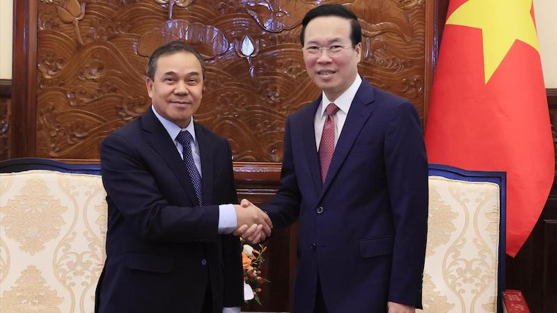 Президент Во Ван Тхыонг и Посол Лаоса Сенгфет Хоунгбоунгнуанг. Фото: ВИА