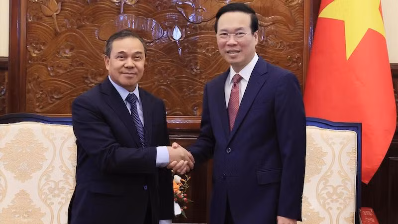 Президент Во Ван Тхыонг и Посол Лаоса Сенгфет Хоунгбоунгнуанг. Фото: ВИА