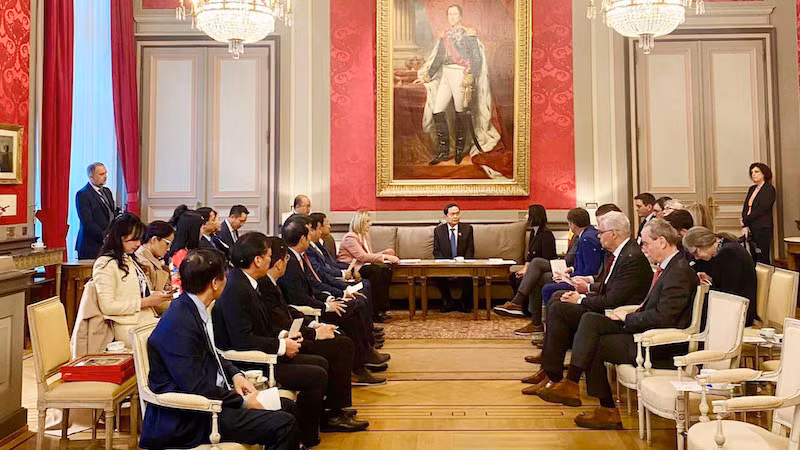 Встреча между Постоянным зампредседателя НС Чан Тхань Маном и Председателем Сената Бельгии, Председателем Палаты представителей Бельгии. Фото: quochoi.vn