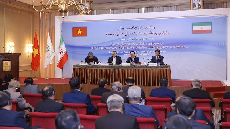 Председатель НС Выонг Динь Хюэ выступает с речью в Институте политических и международных исследований Министерства иностранных дел Ирана. Фото: ВИА