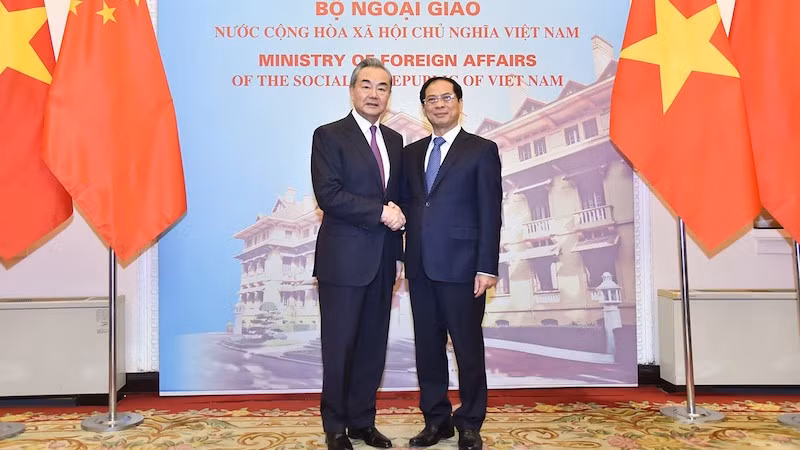 Министр иностранных дел Буй Тхань Шон и Министр иностранных дел Китая Ван И. Фото: baoquocte.vn