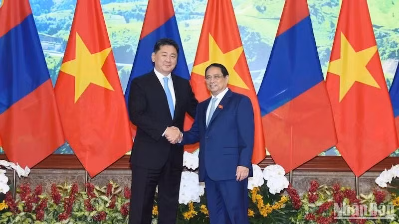 Премьер-министр Фам Минь Тьинь и Президент Монголии Ухнаагийн Хурэлсух. Фото: Чан Хай