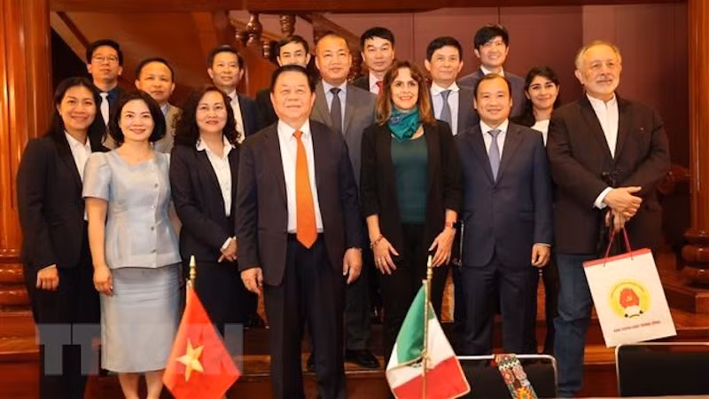 Делегация КПВ и представители Институционно-революционной партии. Фото: ВИА