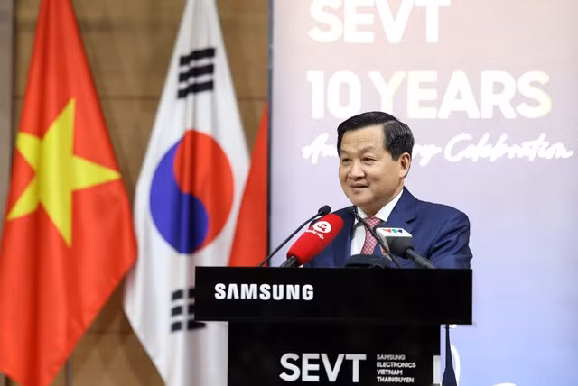 Вице-премьер Ле Минь Кхай выступает на церемонии. Фото: VGP