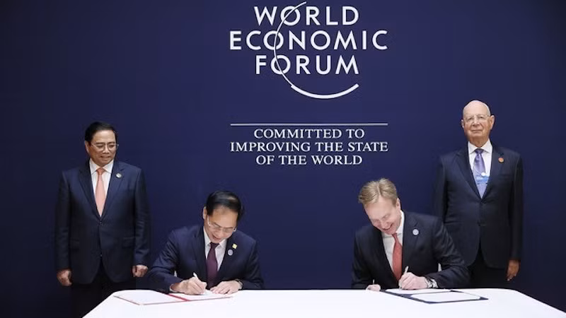 Премьер-министр Фам Минь Тьинь и Председатель ВЭФ Клаус Шваб присутствуют на церемонии подписания МОВ между Вьетнамом и ВЭФ на период 2023-2026 гг. Фото: VGP