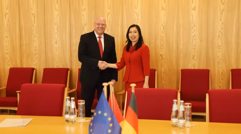 Замминистра иностранных дел Вьетнама Ле Тхи Тху Ханг и Статс-секретарь МИД Германии Андреас Михаэлис. Фото: МИД Вьетнама