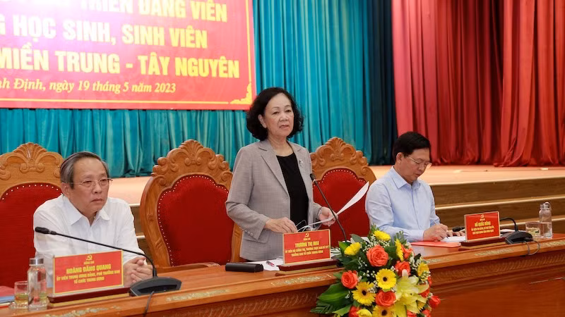 Товарищ Чыонг Тхи Май выступает на семинаре. Фото: doanthanhnien.vn