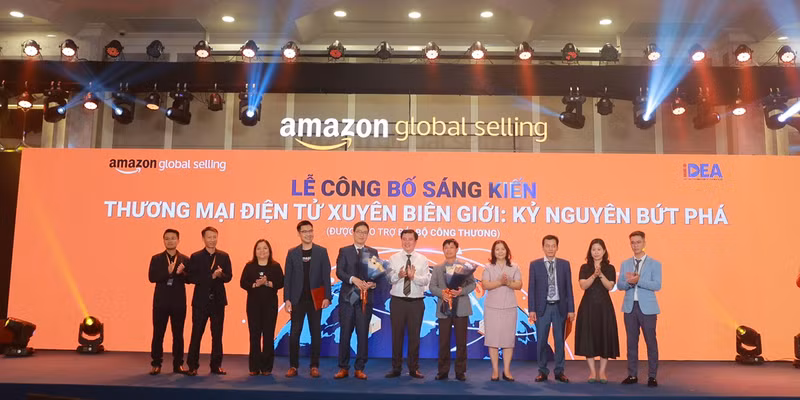В 2022 году Управление электронной коммерции и цифровой экономики при Министерстве промышленности и торговли Вьетнама и Amazon Global Selling Vietnam провели церемонию подписания меморандума о взаимопонимании и объявления инициативы «Трансграничная электронная коммерция: эпоха прорыва». Фото: moit.gov.vn