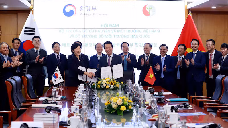 Оба Министра подписали Меморандум о взаимопонимании о всеобъемлющем сотрудничестве в области окружающей среды между двумя Министерствами. Фото: ВИА