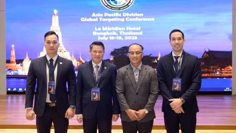 Вьетнамская делегация на конференции. 