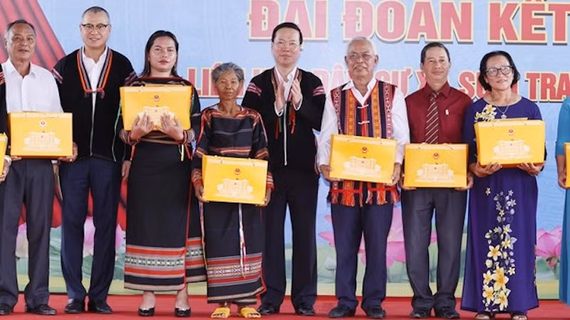 Президент Во Ван Тхыонг вручает подарки выдающимся образовательным менеджерам, учителям, авторитетным представителям этнических меньшинств. Фото: ВИА