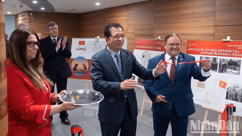Посол Данг Минь Кхой на выставке «Санкт-Петербург и Вьетнам: дружба, проверенная временем». Фото: Тхань Тхэ