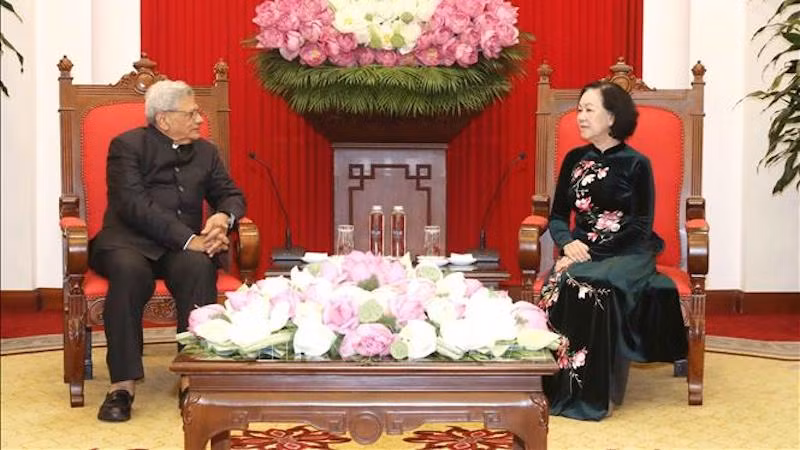 Товарищ Чыонг Тхи Май и товарищ Ситарам Йечури. Фото: ВИА