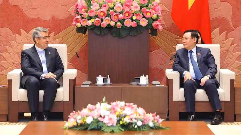 Председатель НС Выонг Динь Хюэ и Посол Ирана Али Акбар Назари. Фото: ВИА