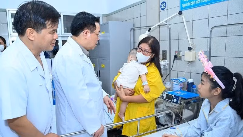 Председатель НС Выонг Динь Хюэ посещает раненых жителей. Фото: Зюи Линь