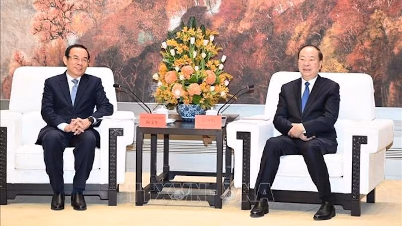 Секретарь Парткома г. Хошимина Нгуен Ван Нэн и Секретарь Парткома провинции Гуандун Хуан Куньмин. Фото: ВИА