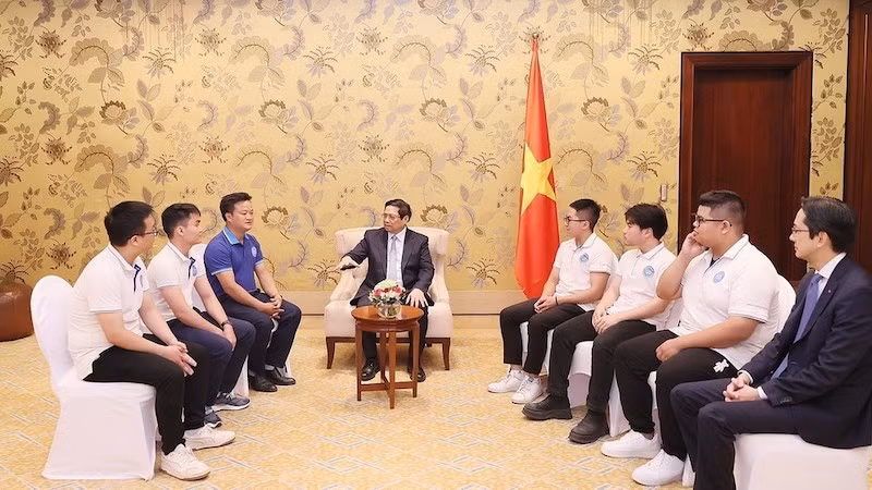 Премьер-министр Фам Минь Тьинь и группа вьетнамских студентов. Фото: ВИА