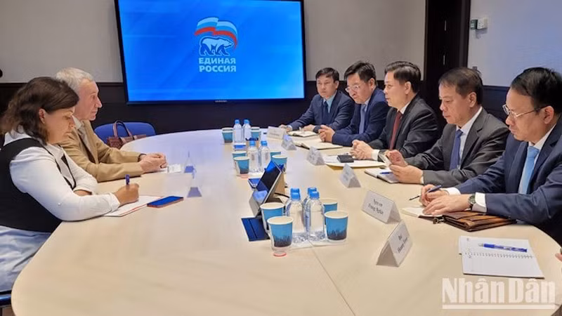 Общий вид рабочей встречи с руководителями Партии «Единая Россия». Фото: Суан Хынг