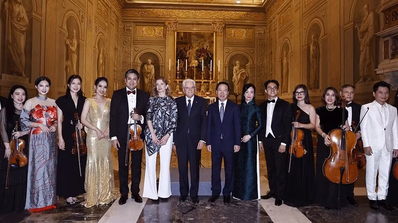 Президент Во Ван Тхыонг с супругой, Президент Италии Серджо Маттарелла с дочерью и артисты, участвовавшие в концерте. Фото: ВИА