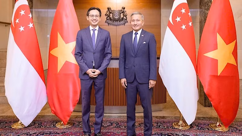Замминистра иностранных дел До Хунг Вьет и Постоянный замминистра иностранных дел Сингапура Альберт Чуа