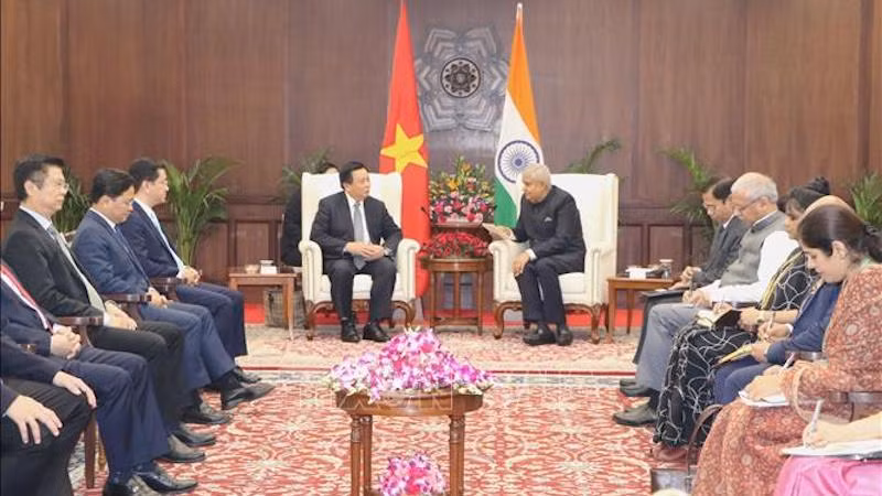 Встреча между товарищем Нгуен Суан Тхангом и Вице-президентом Индии Джагдипом Дханкхаром. Фото: ВИА