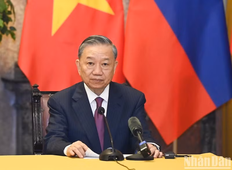 Президент То Лам выступает на пресс-конференции.