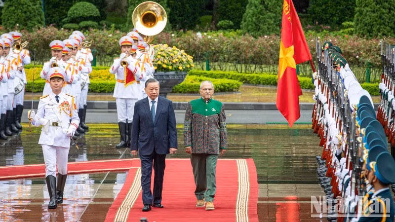 Президент То Лам и Президент Тимора-Лешти Жозе Рамуш-Орта обходят строй почетного караула.