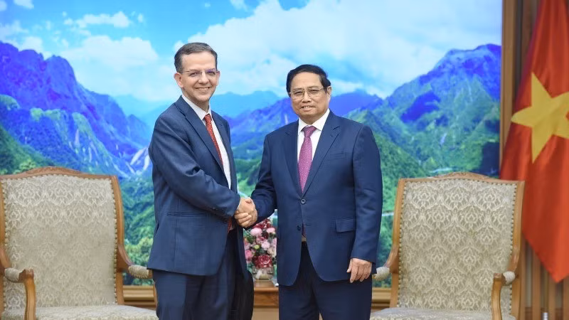 Премьер-министр Фам Минь Тьинь и глава делегации статьи IV соглашения Международного валютного фонда. Фото: Чан Хай