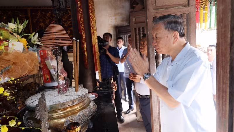 Президент То Лам воскуряет благовония в память о Бокай-дайвыонг Фунг Хынге. Фото: ВИА