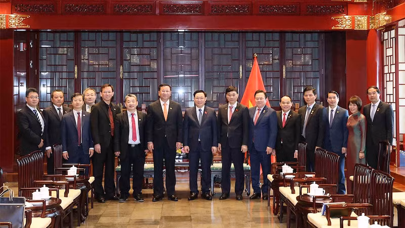 Председатель НС Выонг Динь Хюэ и руководители Китайской железнодорожной строительной корпорации. Фото: ВИА