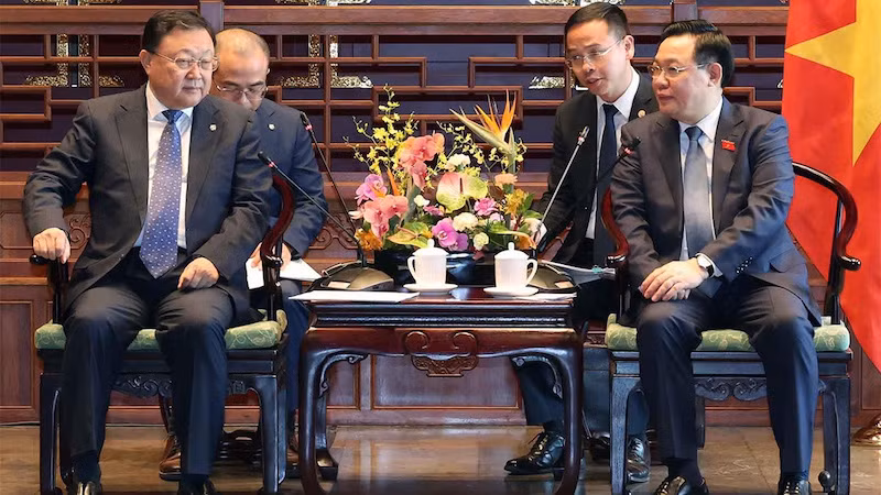 Председатель НС Выонг Динь Хюэ и Председатель Cовета директоров Китайской компании коммуникаций и строительства Ван Тунчжоу. Фото: ВИА