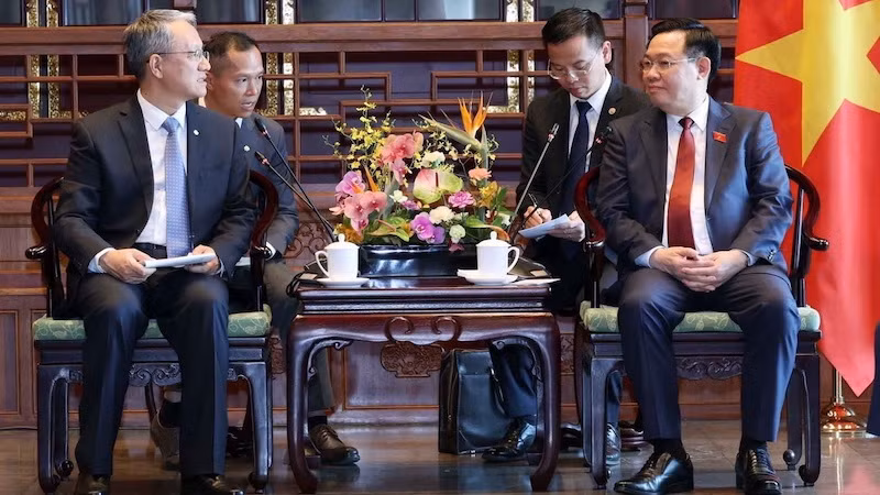 Председатель НС Выонг Динь Хюэ и Генеральный директор корпорации «Power China» Ван Бинь. Фото: ВИА