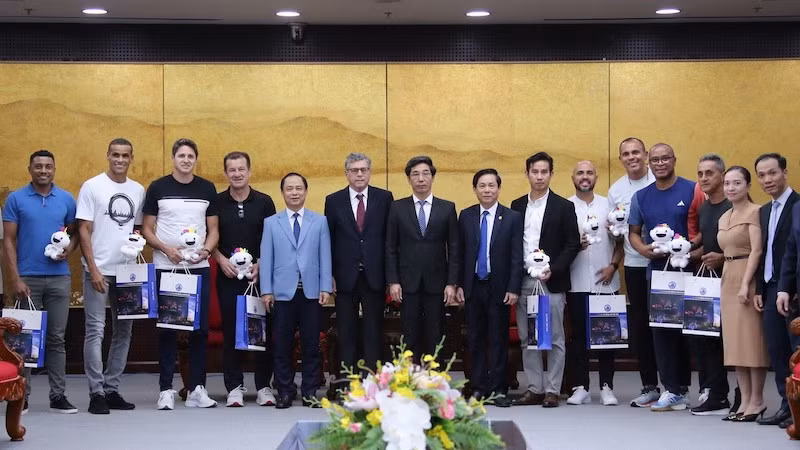 Руководители Дананг, Посол Бразилии во Вьетнаме Марко Фарани и бразильские футболисты. Фото: ВИА