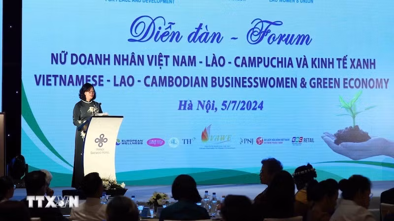 Глава Отдела ЦК КПВ по работе с народными массами Буй Тхи Минь Хоай выступает на форуме. Фото: ВИА 