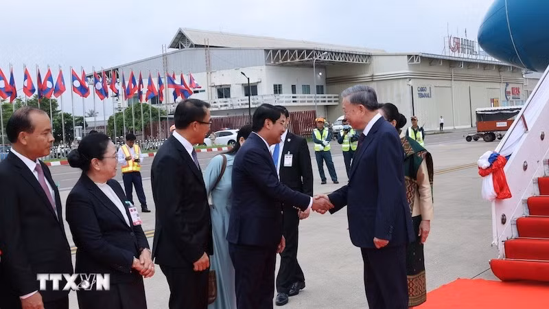 Церемония встречи Президента То Лама в аэропорту. Фото: ВИА