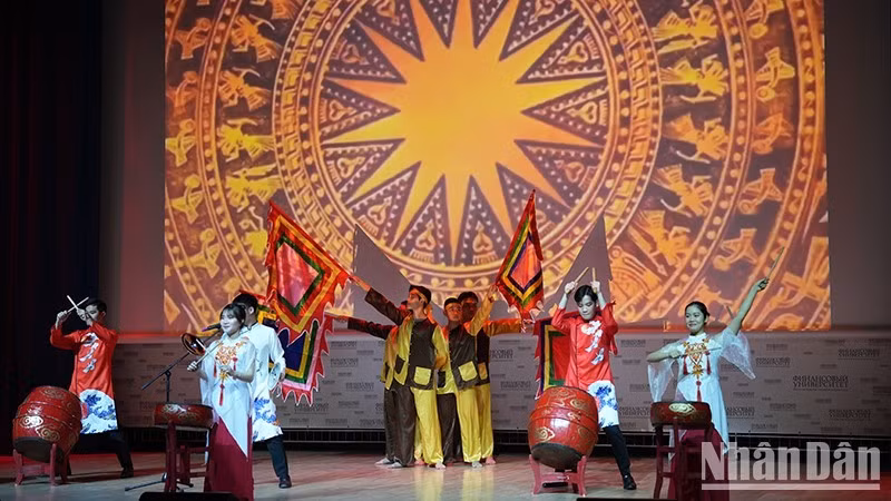 Вьетнамские студенты являются послами, помогающим продвигать вьетнамскую культуру среди российских и иностранных друзей.