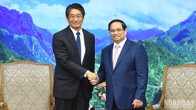 Премьер-министр Фам Минь Тьинь и Посол Японии Ито Наоки. Фото: Чан Хай 