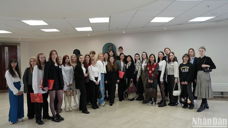 Российские участники конкурса и преподаватели вьетнамского языка. Фото: Суан Хынг