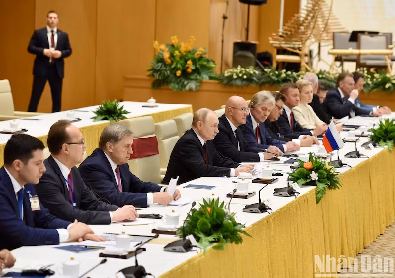 Президент Владимир Путин и члены делегации России на встрече.