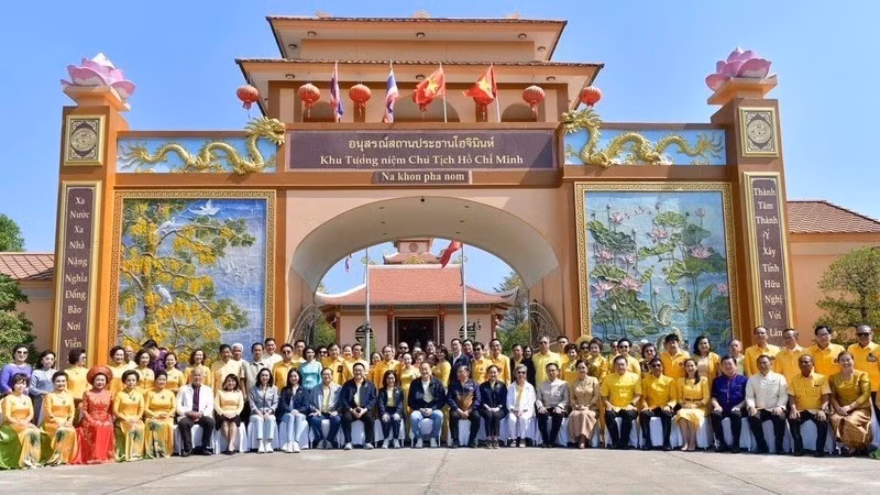 Премьер-министр Таиланда Сеттха Тхависин и вьетнамцы в Таиланде.